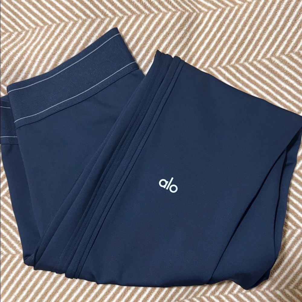 ALO Yoga - Airlift High-Waist Suit Up Legging in Navy - Size L - Picture 2 of 9